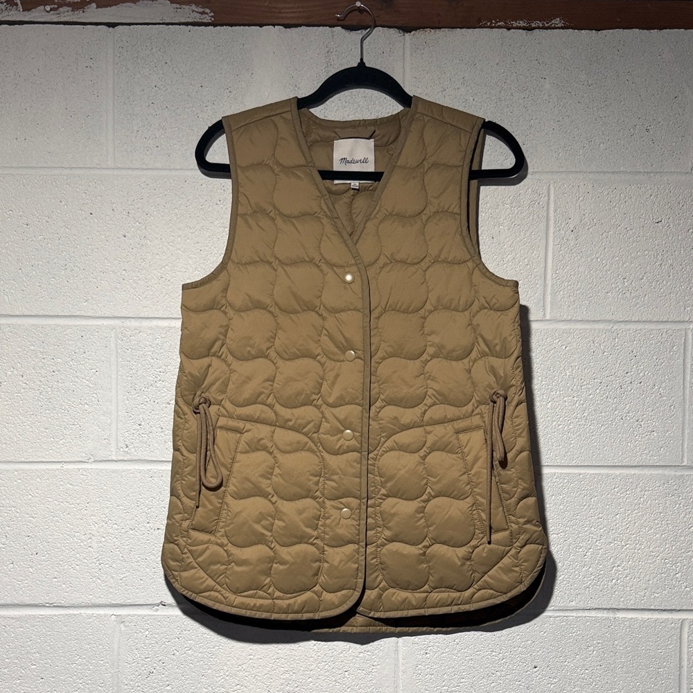 Madewell Quilted Sleeveless Vest in Tan